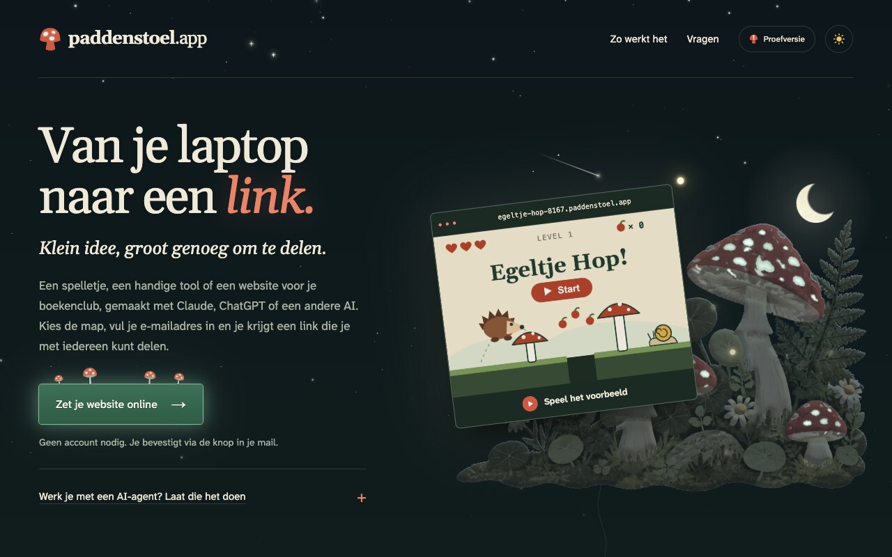 De homepage van paddenstoel.app bij nacht, met de kop 'Van je laptop naar een link.' en een voorbeeldsite, het spelletje Egeltje Hop, tussen de paddenstoelen onder de maan.